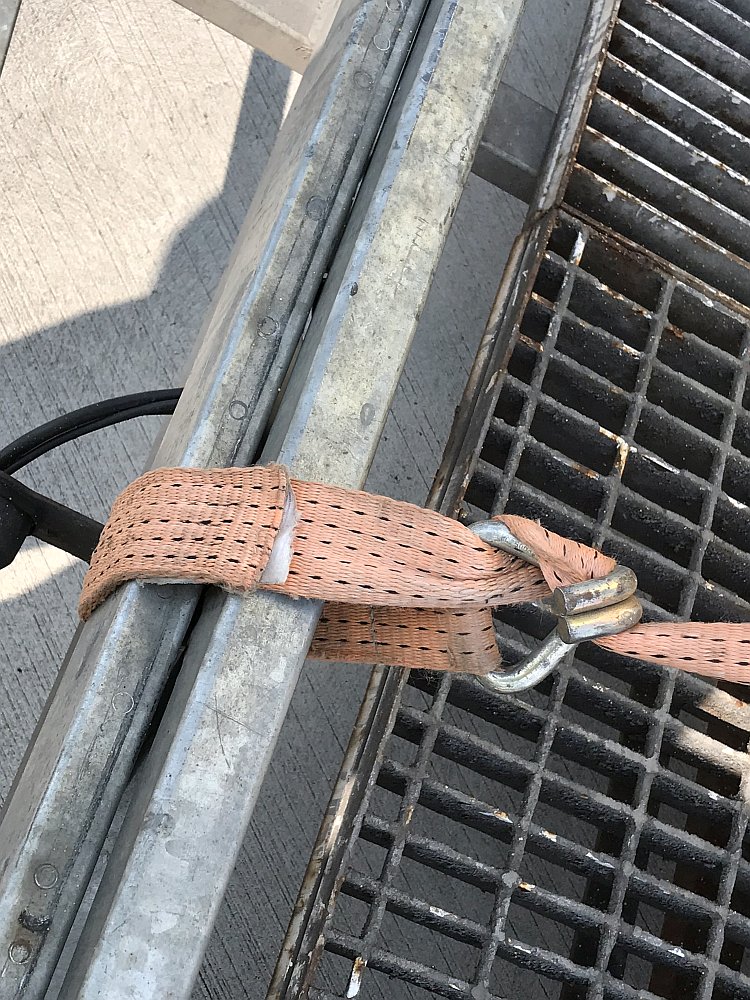 Zurrgurt an Metallbalken