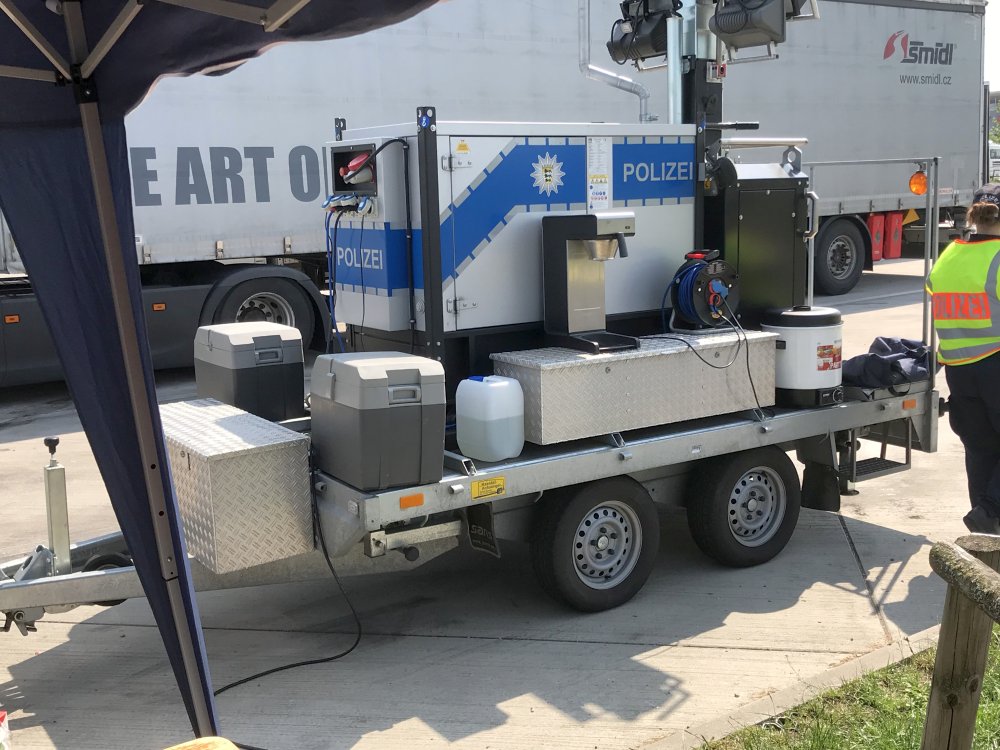 Polizeikontrolle mit Messgerät für Ladungssicherung