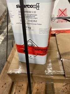 Kanister mit Gefahrgut und Zurrgurt auf Palette / Ladungssicherung in Ordnung?