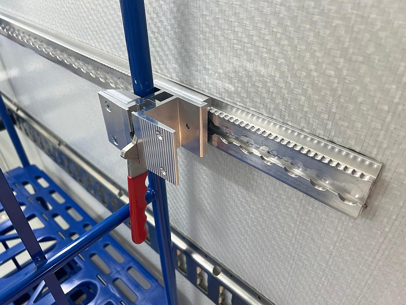 Haken zur Sicherung von Rollwagen