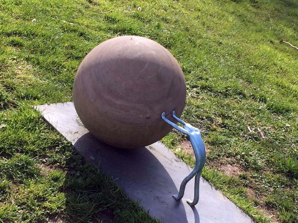 Sisyphus schiebt Kugel nach oben - Sinnbild für Qualitätsmanagement - wichtig sind Ziele und Maßnahmen